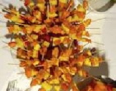 E’ tempo di ristorazione solidale (nella foto i nostri spiedini di frutta per un “matrimonio solidale”).