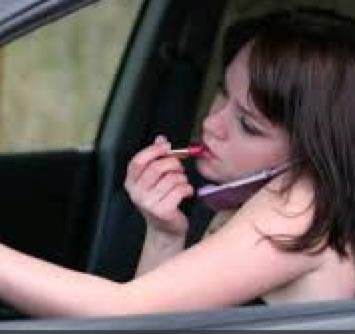 Meglio non usare il cellulare in auto: ne va della nostra salute!