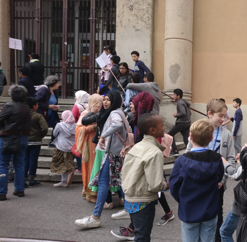 Per la prima volta a Bergamo una scuola racconta, in sei lingue diverse, le storie di quartiere e lo fa rendendo ragazze e ragazzi protagonisti.