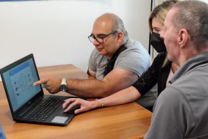 Ospiti del CDD di Cooperativa Progettazione (Bergamo) al lavoro su un software di training